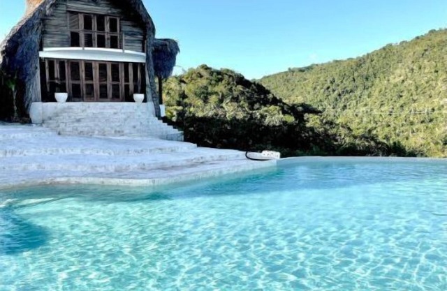 Mountain top villa- breathtaking views & huge pool