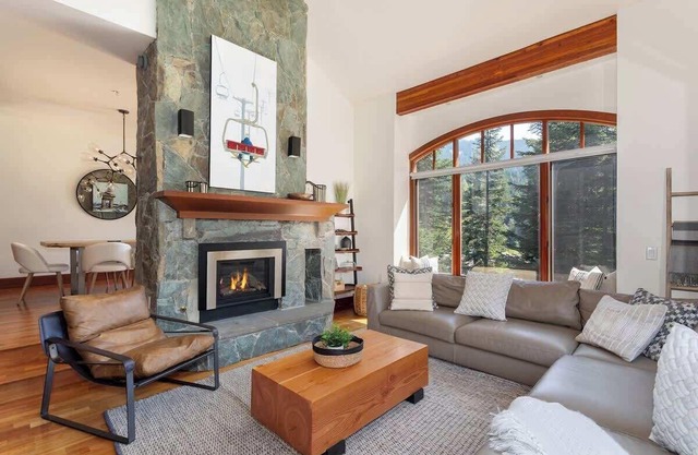 Mountain townhouse w/ski access