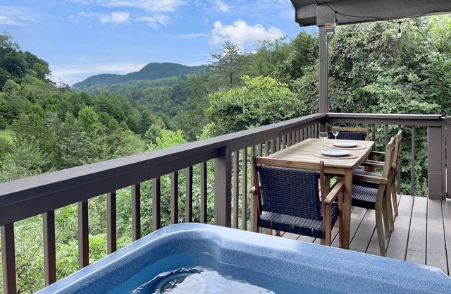 Mountain View! Dollywood 1 mi! Hot Tub, Fire Pit, King Suites, Arcade, Dogs OK!