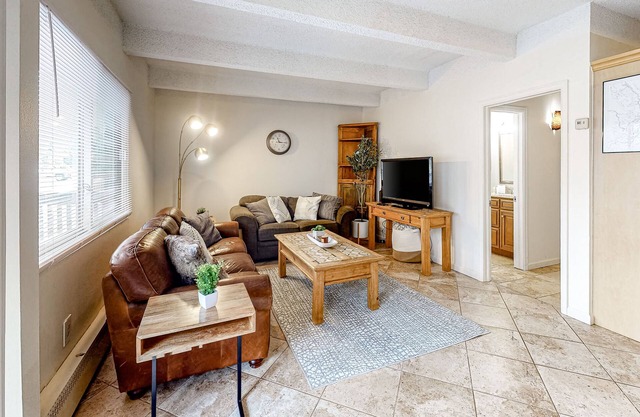 Mountain-View Gem - Ground Floor with Shared Pool & Hot Tub - Walkable Locale