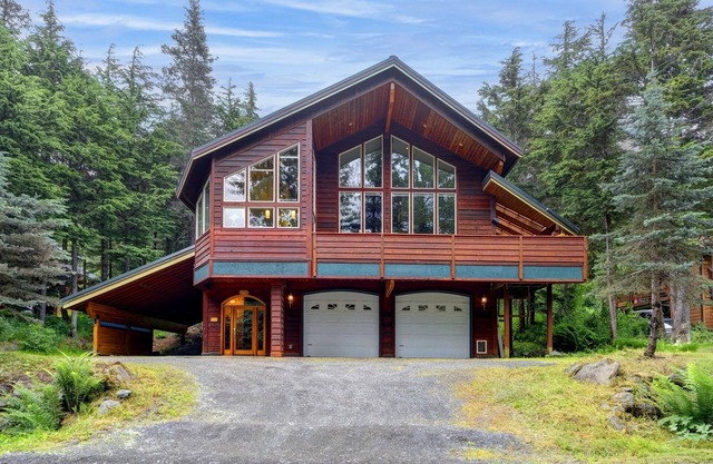 Mountain-view house with hot tub, fireplace, balcony, deck, foosball table & W/D