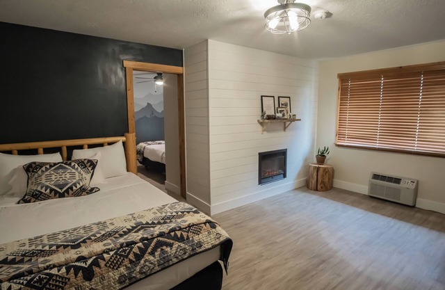 Mountain View Mural Double suite