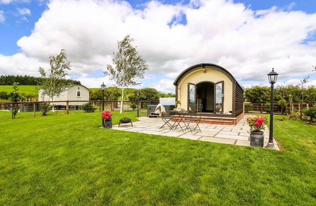 Mountain View Pod - Glamping pod sleeping 2 guests, Pet Friendly