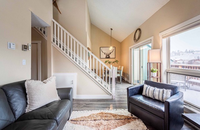 Mountain-View Riverfront Retreat, 4BR Family Getaway, Fireplace, King Bed