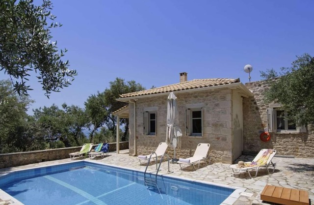 Mountain views, short drive to beach/harbour