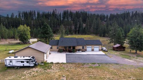 Mountain Views & River Access - Dog-Friendly Retreat Near Missoula!
