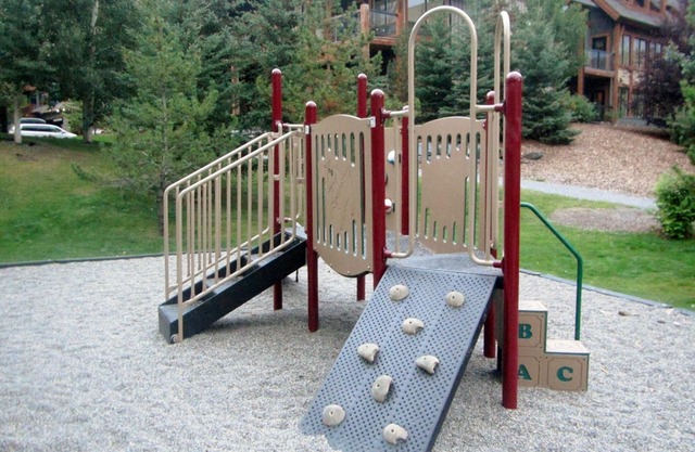 Mountain views, top floor, large deck, comfortable beds