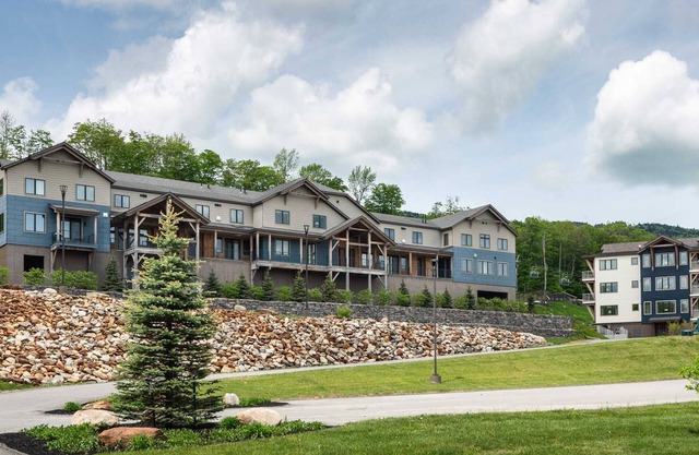 Mountainside 1-BR Ski-In/Out Okemo Retreat