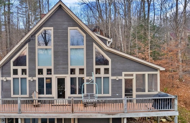 Mountainside 4-BR Chalet 2-min to Okemo