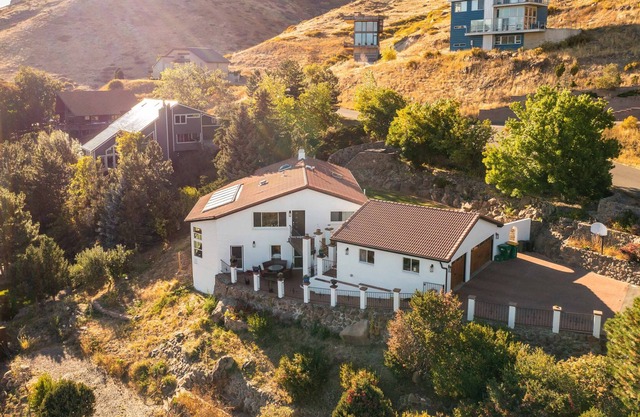 Mountainside Oasis! Views, hot tub, trails & more!