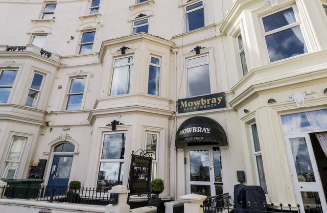 MOWBRAY 4, pet friendly, country holiday cottage in Bridlington