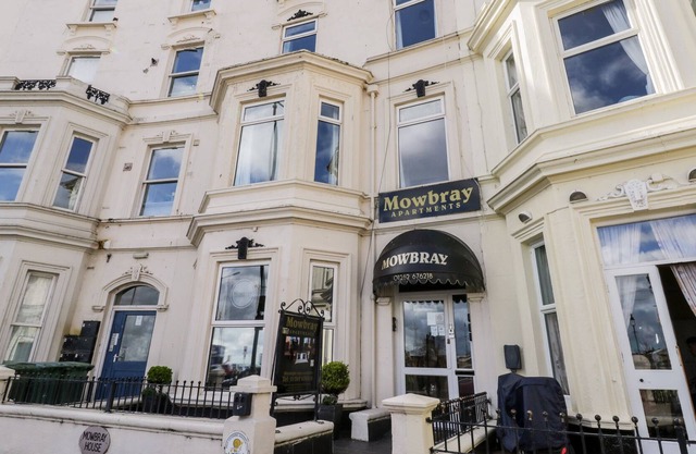 MOWBRAY 5, pet friendly, country holiday cottage in Bridlington