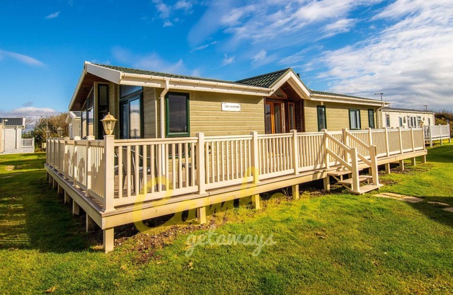 MP768 - Camber Sands Holiday Park - Huge Lodge - Small dog friendly - sleeps 8