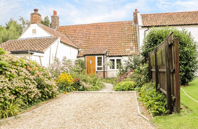 MRS DALE'S COTTAGE, character holiday cottage in Clenchwarton