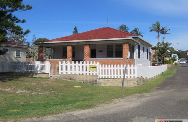 MRS MOTTEES COTTAGE - SHORT STROLL TO BEACH, AIRCONDITIONED & PET FRIENDLY.