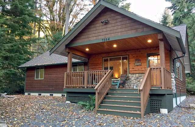 Mt. Baker Lodging Cabin 65 – SLEEPS 10!