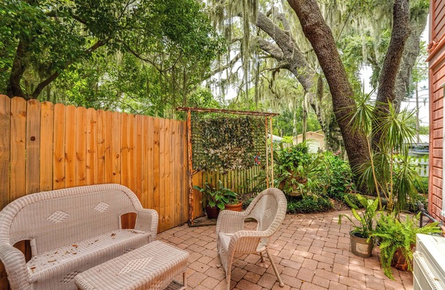 Mt Dora Garden Cottage w/Patios, Walk to Downtown