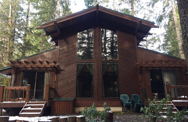 Mt. Hood Retreat on the Sandy River next to Resort