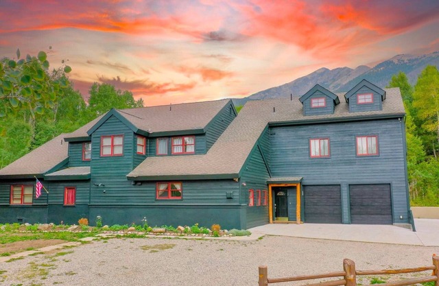 Mtn Meadow Lodge, Hot Tub - Hike, Ski, Play!