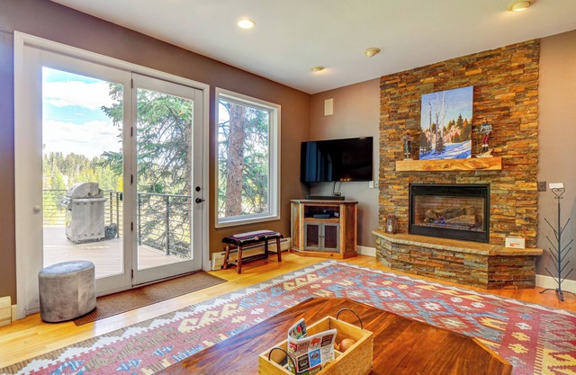 Mtn-View Breck Home w/Hot Tub ~ 1 Mi to Ski Lift!