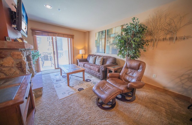 Mtn Views, Walk to Slopes, Cozy Fireplace