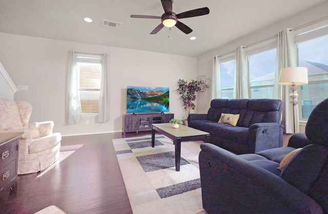 MTR Comfort Home Near I-10 Extended Stays King Bed