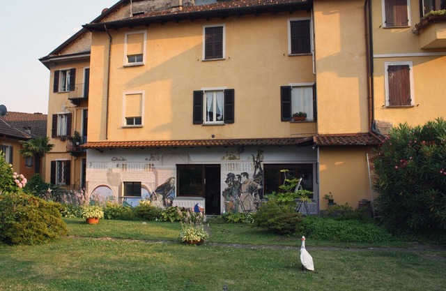 Muffin house with garden