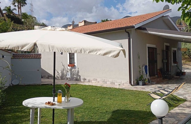 Mulberry House-Between Palermo and Cefalù. Suitable for families.