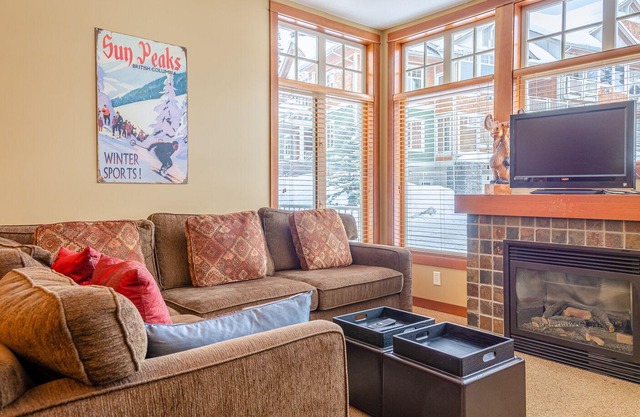 Multi level 2 bedroom condo, easy access to ski trails