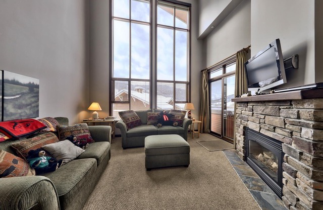 Multi level 3 bedroom condo, very close to ski-in/out trails