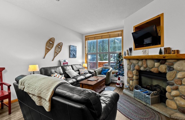 Multi Level Condo Close to Village | Access to Ski-Out Trail | Private Hot Tub | Fireplace