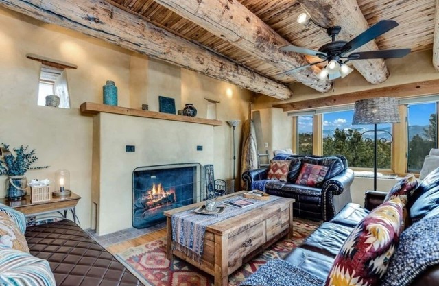 MULTI-LEVEL TANO RD ARTIST RETREAT - SLEEPS 8 Adults & Children 5 and under