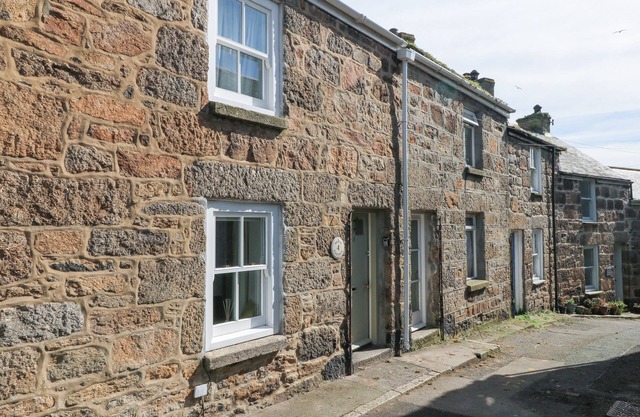 MURAL COTTAGE, family friendly, country holiday cottage in Mousehole