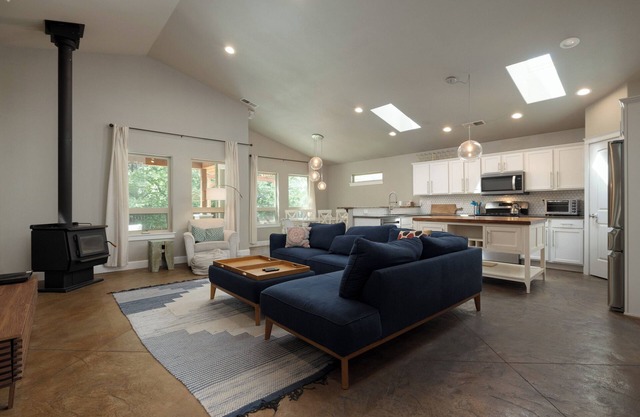 Murphy’s Resort – Modern 3 BDR in Quiet Neighborhood! Pet Friendly!
