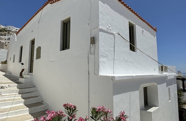 My Secret Mojo 2 – Stylish Serifos Home with Balcony & En-Suite Comfort