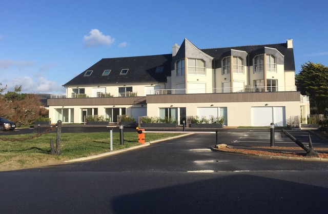 n ° 8 located on the seafront, SOUTH direct access to the beach