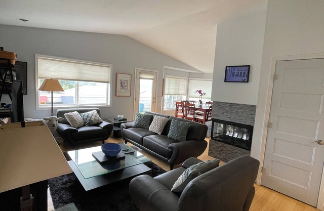 N TacomaPt Ruston 2bd. 2bath retreat w/EV charger, A/C & relaxing water views