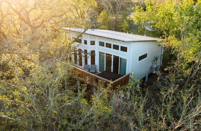 Naomi's Nest: Private Jacuzzi and Treetop Views