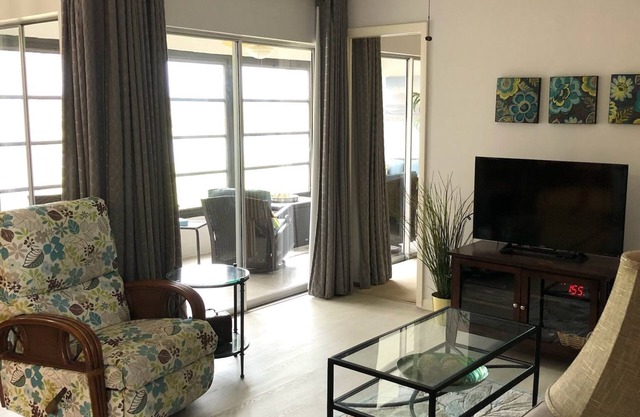 Naples-January price lowered! 2 br/2ba, w/pool, W/D, own parking, pet OK too