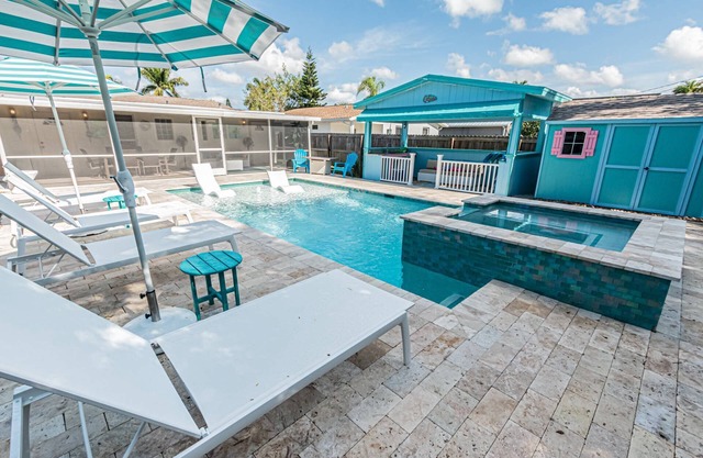Naples Park Home: w/private screened lanai, heated salt water pool/spa, poolside cabana w/TV
