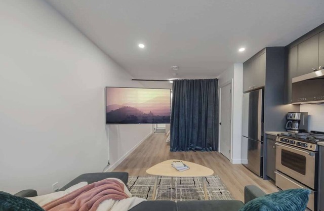 Natural Light, Big Windows, Studio w/AC
