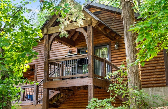Nature meets convenience at this 2brCabin! Hot tub