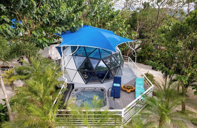 Nature Meets Paradise, Private Jacuzzi, Exotic Birds, Near Beach, A/C