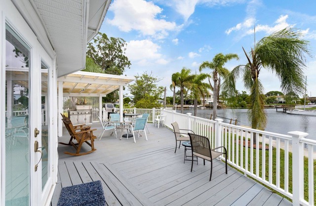 Nautical Haven 175 FT PRIVATE WATERFRONT/Dock/4 KAYAKS/5 MIN 4 GROCERIES