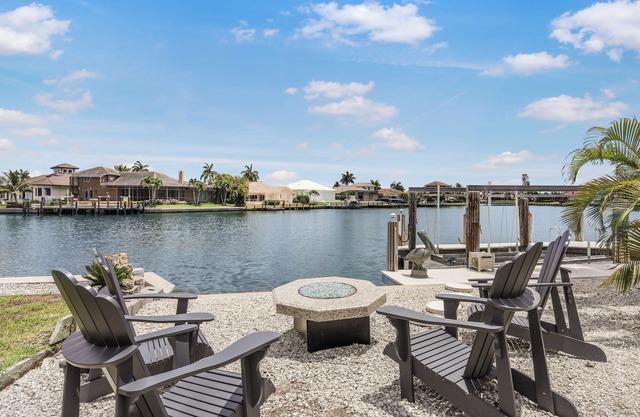 Nautical pet-friendly home w/pool, kayaks & bikes