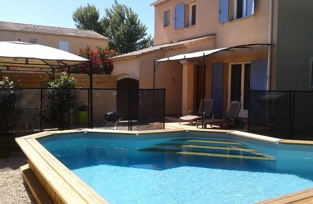 Near AVIGNON, air-conditioned house, pool, 4 bedrooms.