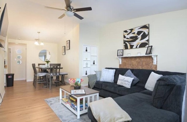 Near Alamo : King Bed Suite, Pet-Friendly Retreat.