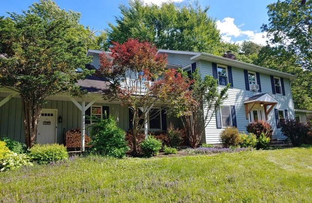 Near Colgate and Seven Oaks Golf, Accommodates 8 Guests