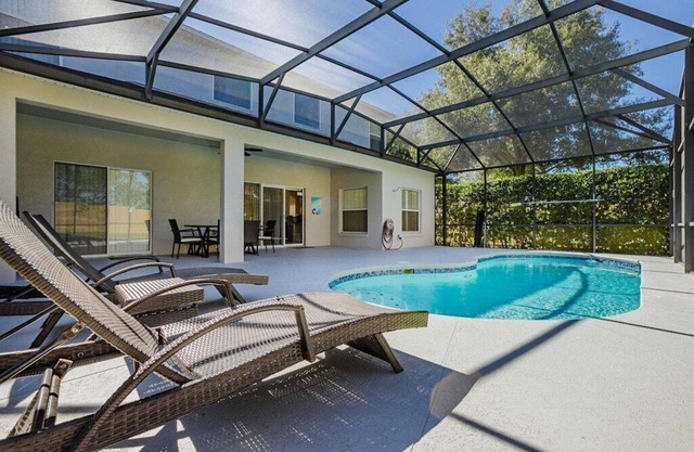 Near Disney, Upscale 5 BR 2 Story Pool Home w/game room