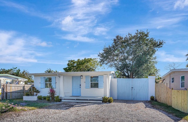 Near DownTown & Napes Beach! Cottage House 2QueenBeds Fenced Back Yard with deck